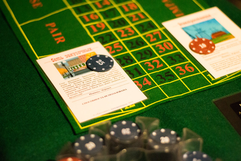 Ведущий развлекает гостей на корпоративе в Барнауле