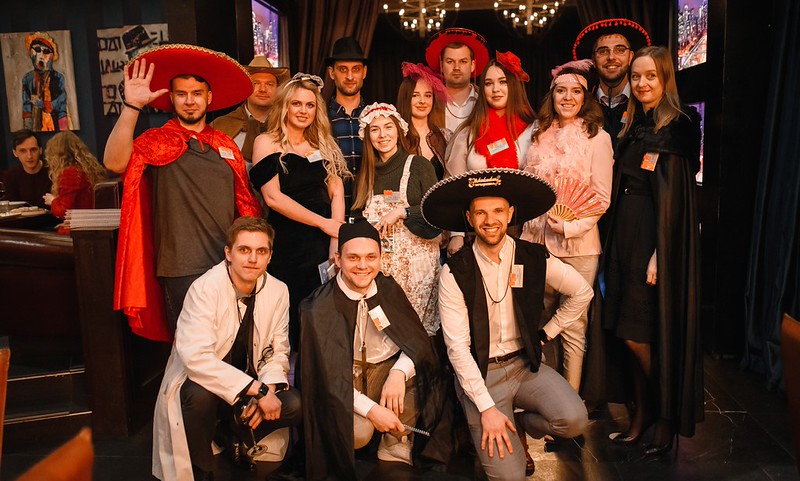 Корпоратив на Новый год в Барнауле — празднично украшенный банкетный зал