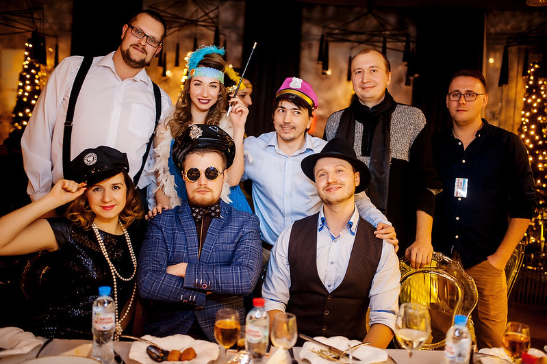 Команда компании празднует Новый год в ресторане Барнауле